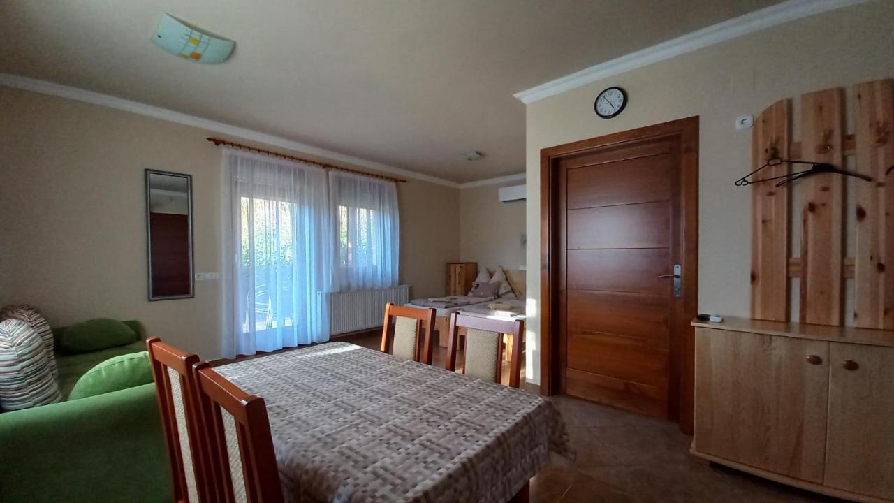 Nefelejcs Fagyizó és Apartmanház Kistolmacs Exterior foto