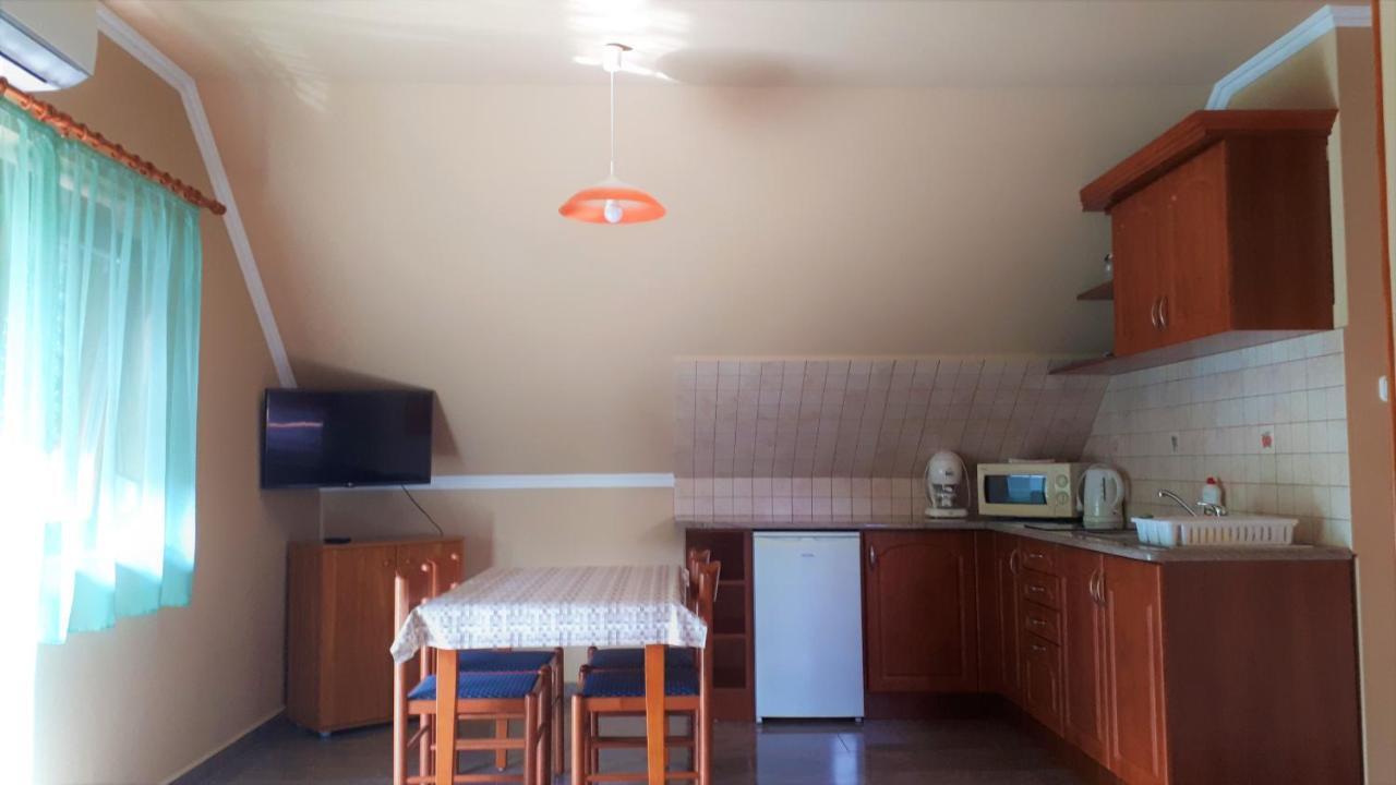 Nefelejcs Fagyizó és Apartmanház Kistolmacs Exterior foto