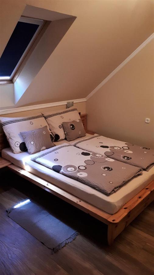 Nefelejcs Fagyizó és Apartmanház Kistolmacs Exterior foto