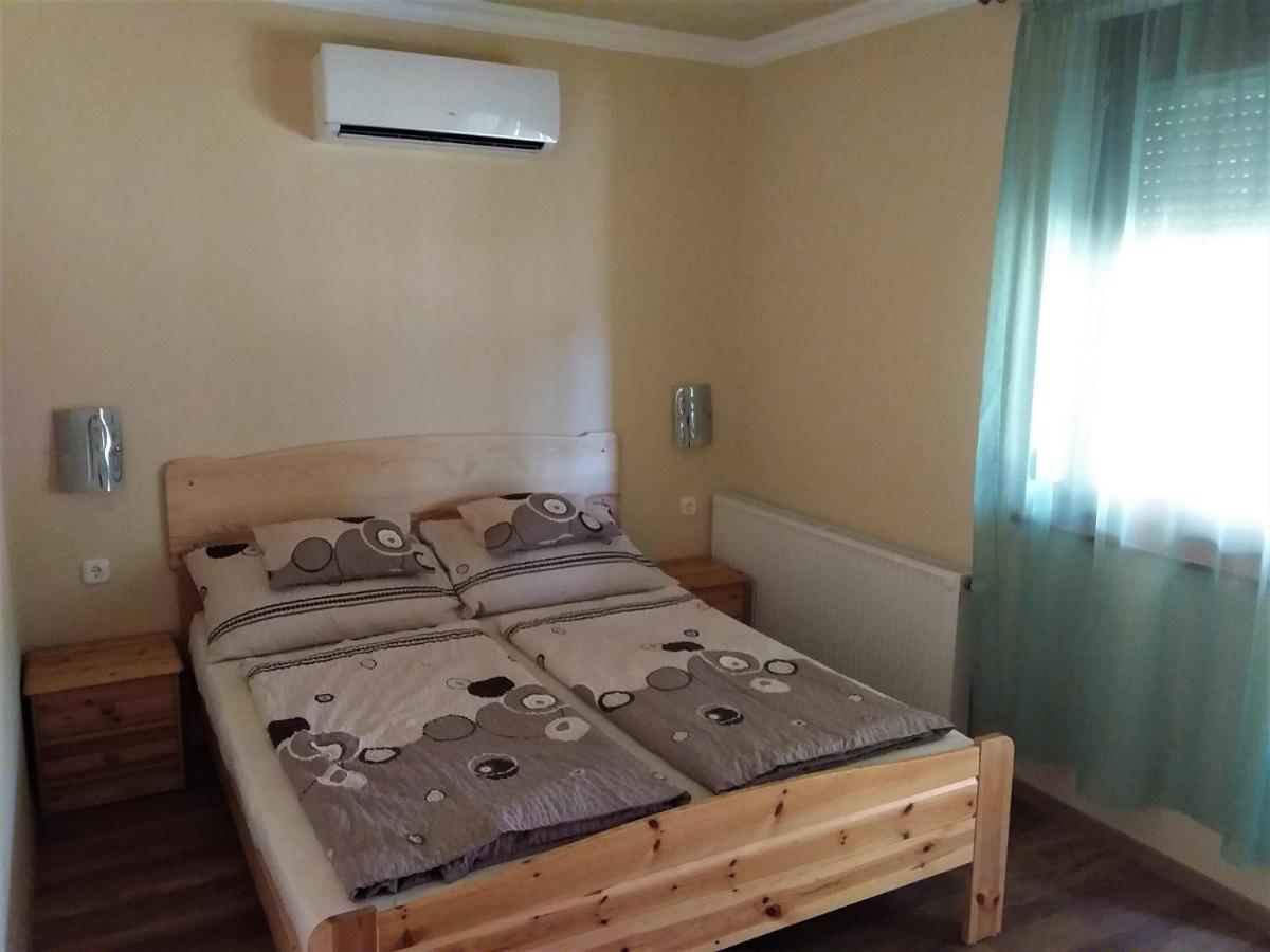 Nefelejcs Fagyizó és Apartmanház Kistolmacs Exterior foto