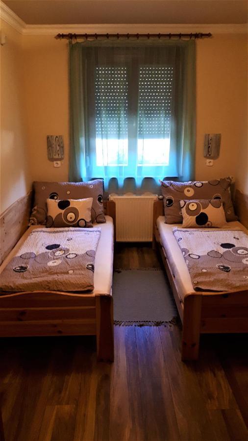 Nefelejcs Fagyizó és Apartmanház Kistolmacs Exterior foto